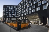 Avec sa façade graphique et contemporaine, l’INNSiDE by Meliá affiche une identité urbaine assumée. Son architecture moderne reflète parfaitement l’esprit du lieu : jeune, audacieux et tourné vers l’avenir. | © Innside Charles de Gaulle